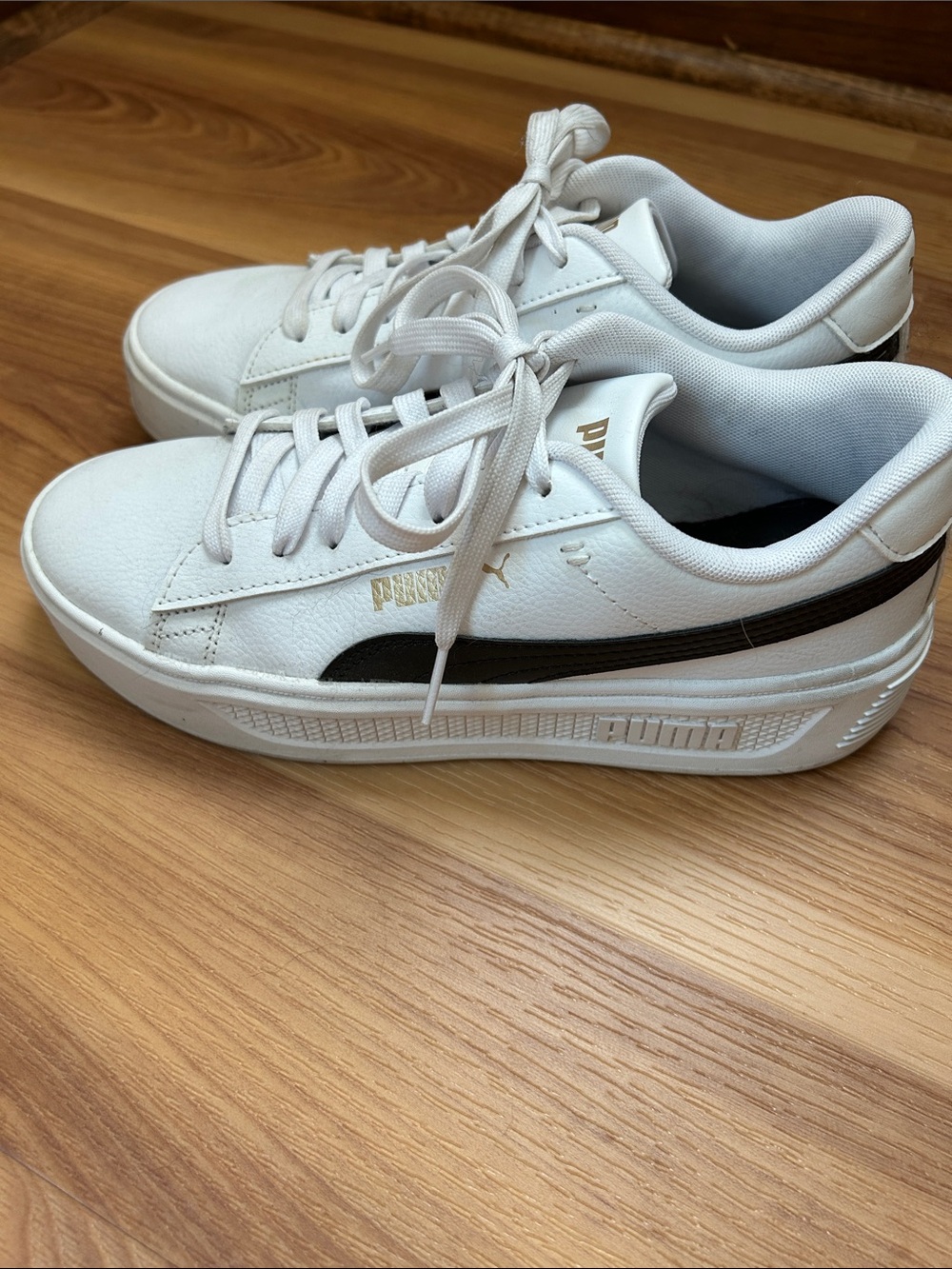 Puma White Low-Top Lace-Up Sneakers with Gold Logo Like New sz 8
